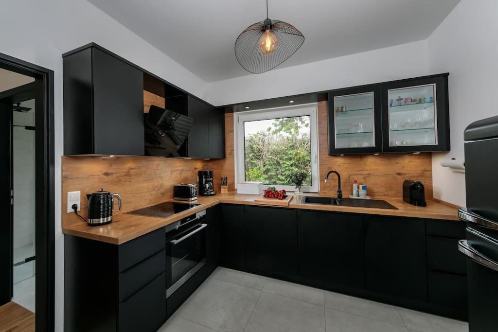 Charmantes Townhaus Mit Garten, W-Lan & Netflix พอทสดัม ภายนอก รูปภาพ