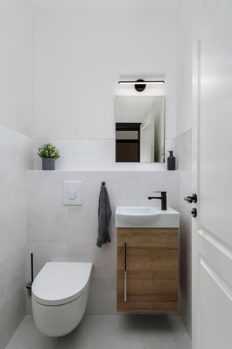 Charmantes Townhaus Mit Garten, W-Lan & Netflix พอทสดัม ภายนอก รูปภาพ
