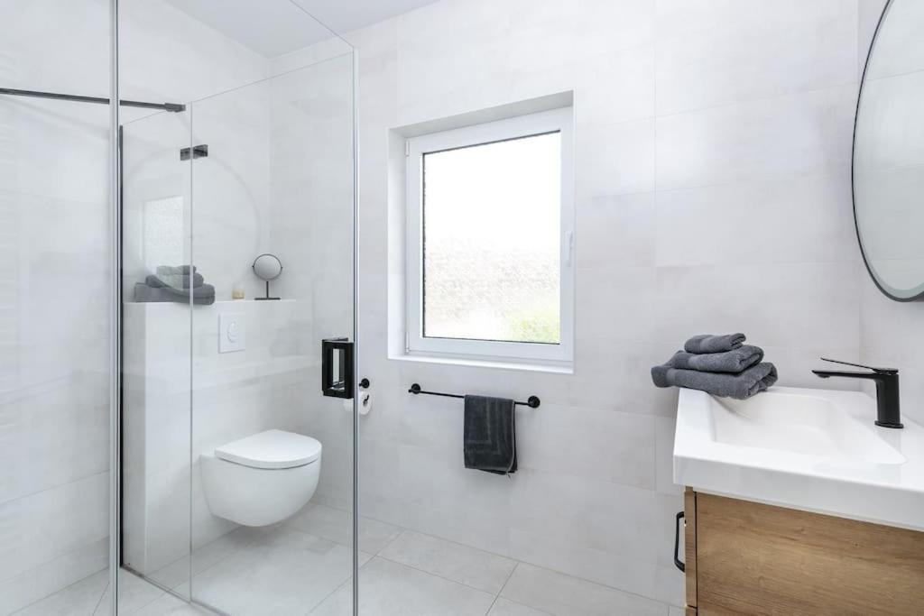 Charmantes Townhaus Mit Garten, W-Lan & Netflix พอทสดัม ภายนอก รูปภาพ